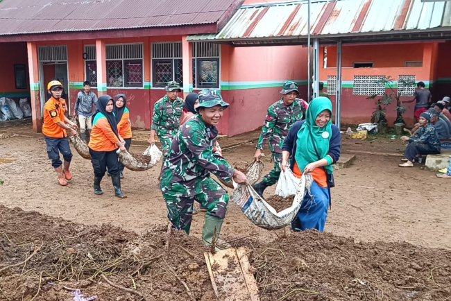 Babinsa Koramil 17 Wanayasa Bersama Relawan Tangani Longsor di SD Negeri 1 Susukan