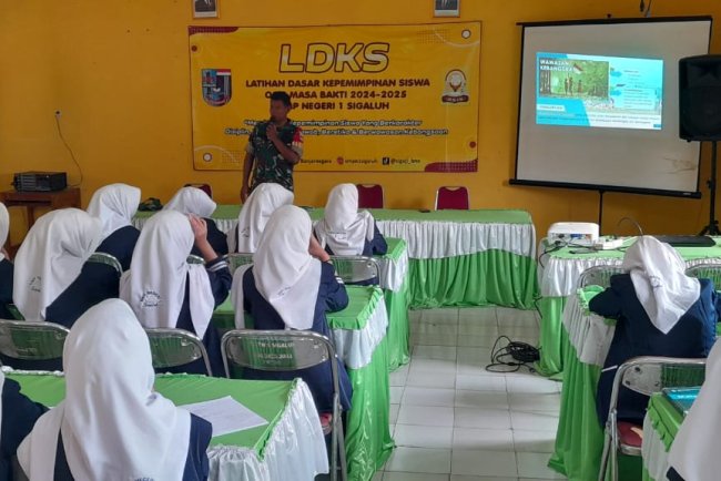 Babinsa Koramil 12 Sigaluh Berikan Materi Latihan Dasar Kepemimpinan Kepada Pelajar