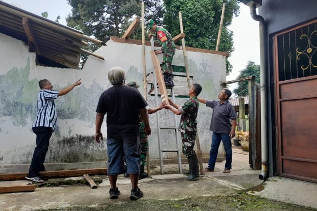 Babinsa Koramil 01 Banjarnegara Bantu Renovasi Rumah Warga Tidak Layak Huni