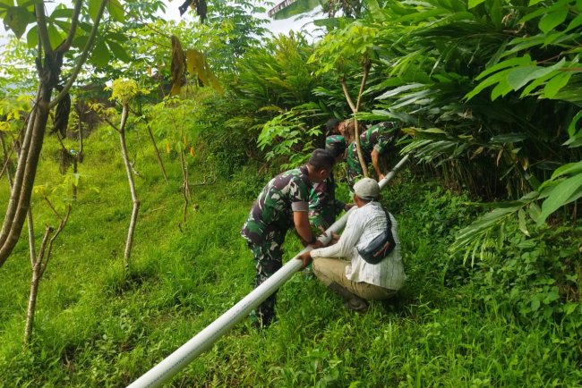 Babinsa Koramil 04 Karangkobar Bantu Poktan Santosa Tani Desa  Pasuruhan Kerja Bhakti Program Pipanisasi