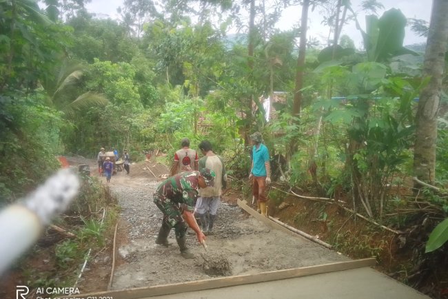 Babinsa Bersama Warga Gotong Royong Melaksanakan Kerja Bakti