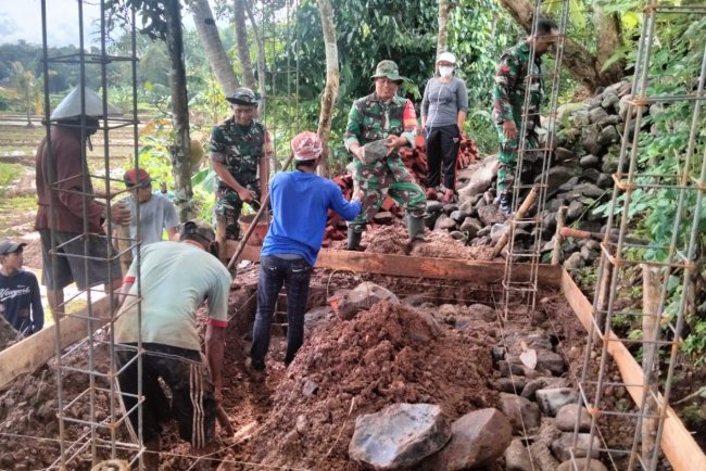 TNI Bantu Bangun Irigasi di Susukan