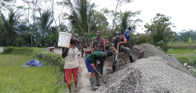 Babinsa Desa Kasilib Bantu Pengecoran Jalan Usaha Tani untuk Tingkatkan Produktivitas Petani