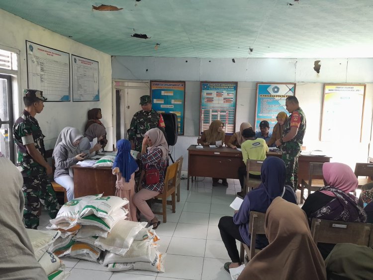 Babinsa Koramil 04 Karangkobar Dampingi Penyaluran Beras Bulog Kepada 351 Warga Desa Binangun