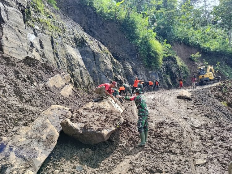 Bersama warga Babinsa laksanakan kerjabakti pembersihan tanah longsor