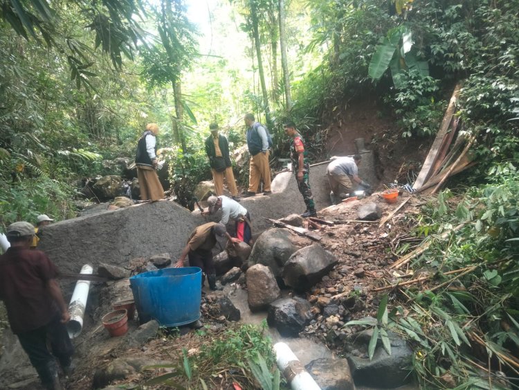 Babinsa Pendampingan Pembuatan Irigasi Pipanisasi Dan Pompanisasi