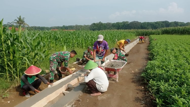 Gotong Royong Perbaiki Saluran Irigasi Babinsa Koramil Bawang Dukung Ketahanan Pangan
