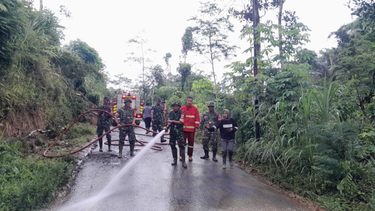 Bersama Warga Babinsa  Melaksanakan Kerja Bakti Pembersihan Longsoran Tebing