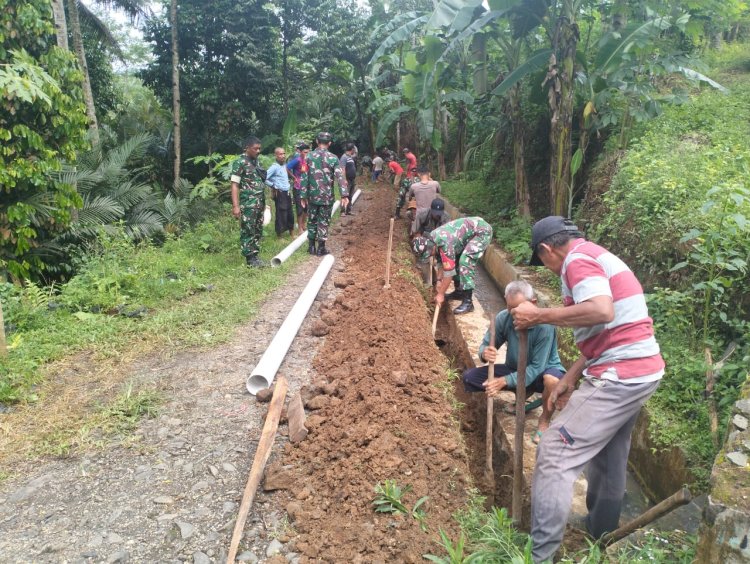 Koramil 12 Sigaluh Membantu Kelompok Tani Bangun Jaringan Irigasi Pipanisasi