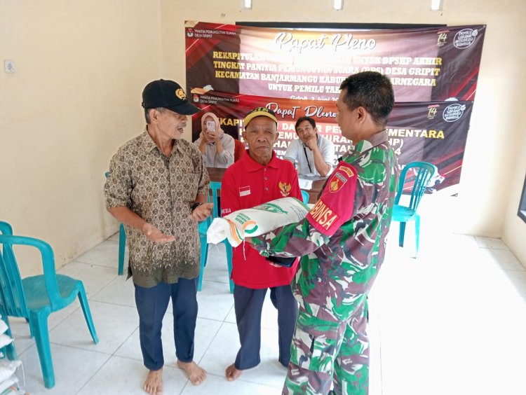 Babinsa Dampingi Pendistribusian Beras dari Bulog Tahun 2024