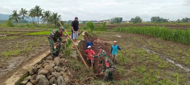 Danramil 02 Klampok dan Babinsa Dukung Ketahanan Pangan melalui Pembuatan Saluran Irigasi