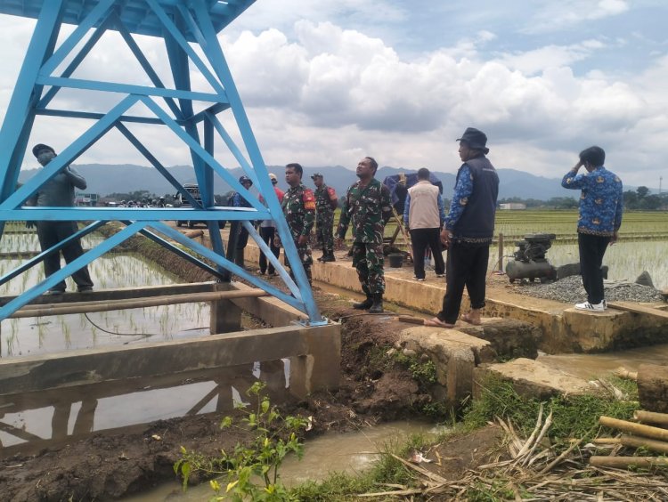 Bersama Badan Penyuluh Pertanian  Babinsa Koramil 07 Mandiraja Monitoring Pembangunan Rumah Pompa