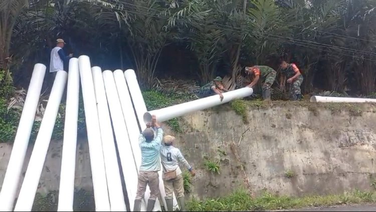 Sukseskan Swasembada Pangan Babinsa Koramil 04 Karangkobar Dampingi Pipanisasi