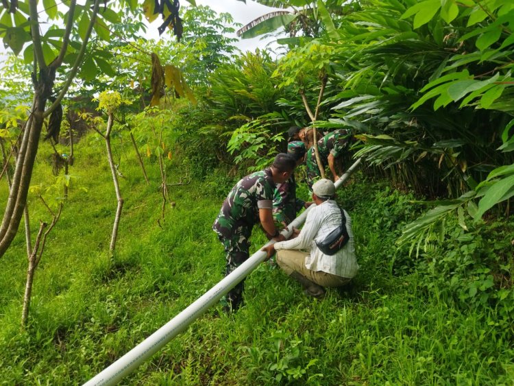 Babinsa Koramil 04 Karangkobar Bantu Poktan Santosa Tani Desa  Pasuruhan Kerja Bhakti Program Pipanisasi
