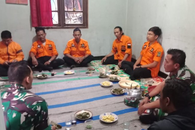 Terciptanya Hubungan Yang Erat Babinsa Bersama Relawan Jalin Komsos Dengan Warga