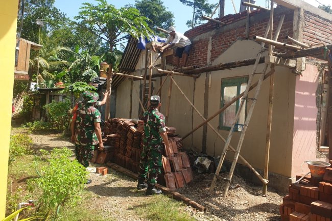 Karya Bakti Babinsa Koramil 15 Rakit Bukti Nyata Kemitraan TNI dan Rakyat