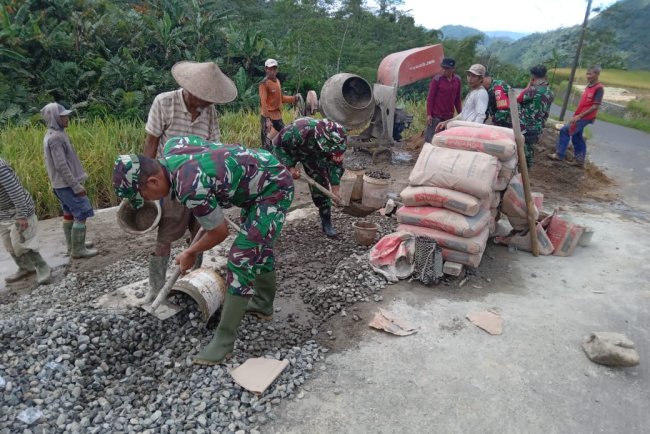 Danramil 06 Kalibening Bersama Warga Bangun Pondasi Jalan Usaha Tani