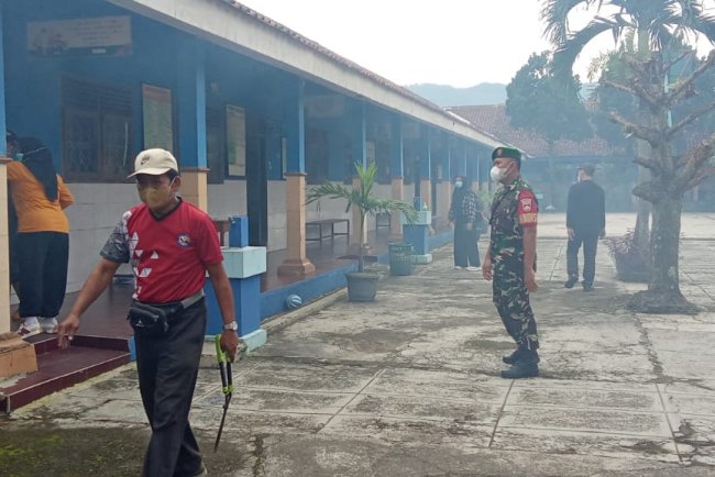 Babinsa Dampingi Dinas Kesehatan melaksanakan Fooging di wilayah Kelurahan Kutabanjarnegara