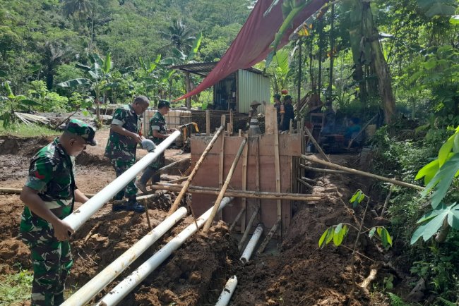 Babinsa Koramil 01 Banjarnegara Dukung Irigasi Pertanian