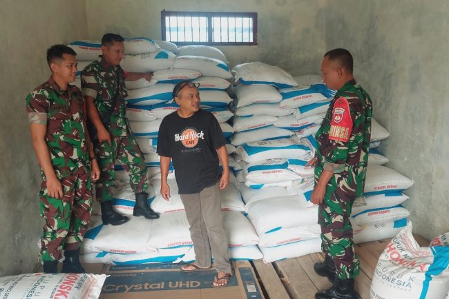 Babinsa Koramil 07 Mandiraja Patroli wilayah dan  Cek Ketersediaan Pupuk bersubsidi