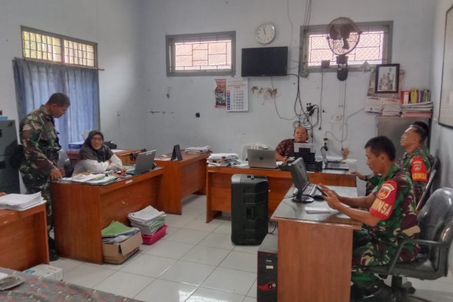 Babinsa Sambangi Kantor Desa Penawangan