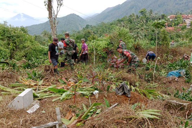 Babinsa melaksanakan kerja bakti membersihkan pemakaman umum