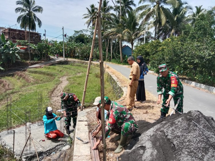 Kolaborasi TNI dan Petani Bangun Rumah Pompa Air untuk Dukung Irigasi Pertanian