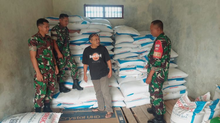 Babinsa Koramil 07 Mandiraja Patroli wilayah dan  Cek Ketersediaan Pupuk bersubsidi