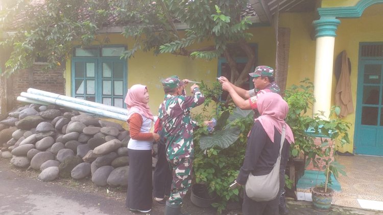 Babinsa Laksanakan Pendampingan Pemberantasan Sarang Nyamuk Bersama Dinas Kesehatan
