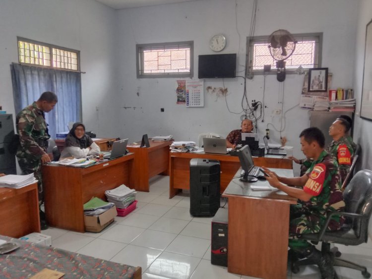 Babinsa Sambangi Kantor Desa Penawangan