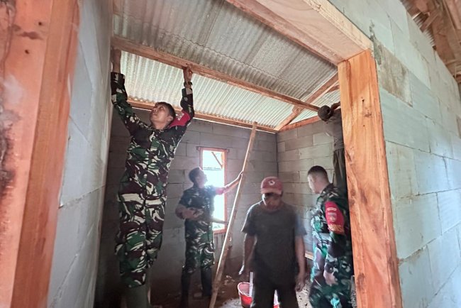 Koramil 18 Pagentan dan Warga Gotong Royong Bangun Rumah Tidak Layak Huni