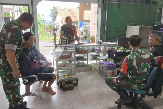 Babinsa Laksanakan Komsos dengan Tokoh Masyarakat di Desa Kesenet 