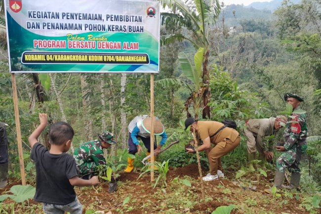 Bersatu dengan Alam Koramil 04 Karangkobar dan Warga Tanam 700 Pohon Kopi untuk Penghijauan