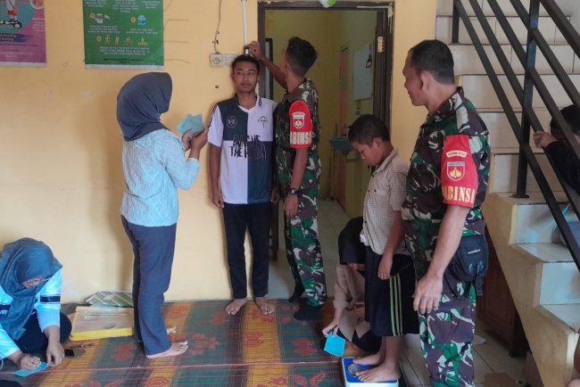 Berkolaborasi Dengan Bidan Desa Babinsa Koramil 04/Karangkobar Melaksanakan Posyandu Remaja