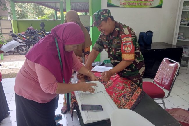 Babinsa Bersama Pemerintah Kelurahan Dan Puskesmas Laksanakan Posyandu