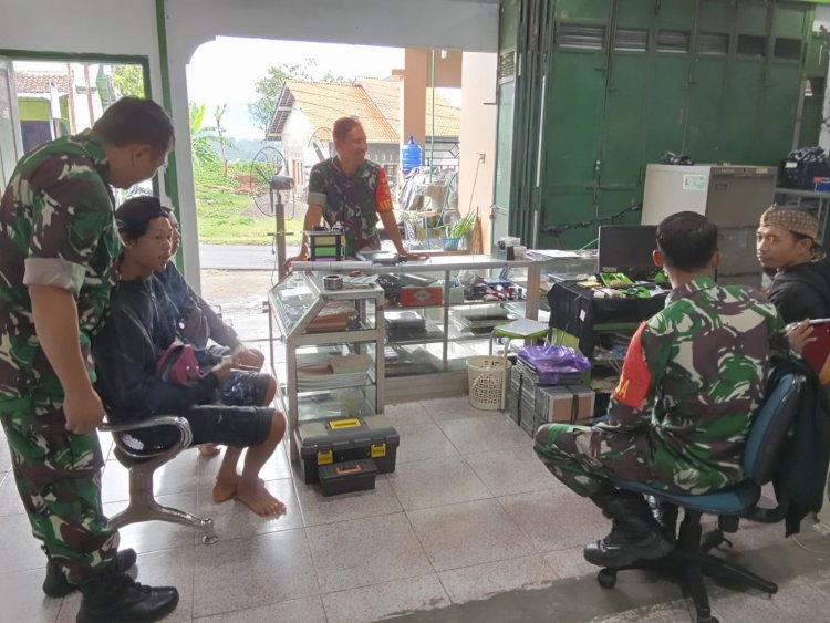 Babinsa Laksanakan Komsos dengan Tokoh Masyarakat di Desa Kesenet 