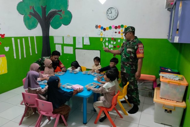 Distribusi Makan Bergizi Gratis di Bulan Puasa Siswa Bawa Pulang Bekal Buka Puasa