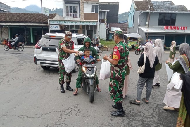 Berburuh Berkah Bulan Ramadhan Babinsa Bersama Pemuda Muhamadiyah Bagikan Takjil Gratis