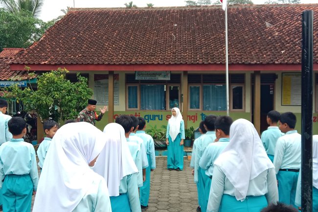 Babinsa Berikan Materi Pendidikan Karakter dan Wasbang kepada siswa SDN Limbangan
