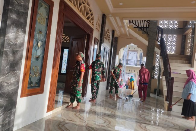 Anggota Koramil 17 Wanayasa Membantu Warga Masyarakat Membersihkan Masjid
