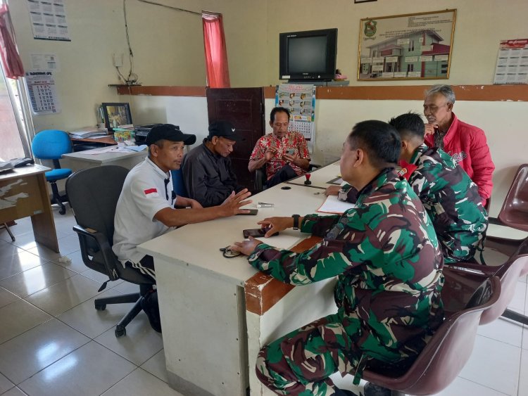 Tingkatkan Silaturahmi Dengan Perangkat Desa Babinsa Sambangi Kantor Desa Pagerpela