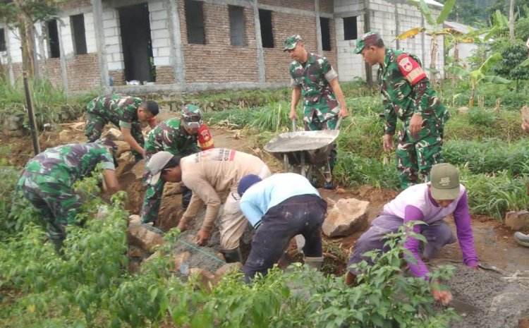 Semangat Gotong Royong Danramil Kalibening Bantu Warga Desa Sikumpul Bangun Jalan Usaha Tani
