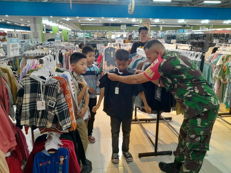Babinsa Dampingi Becer Bareng Yatim dan Dhuafa,Kebahagiaan Anak-Anak Berbelanja di Depo Pelita Banjarnegara