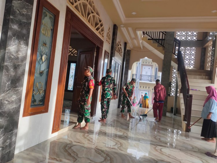 Anggota Koramil 17 Wanayasa Membantu Warga Masyarakat Membersihkan Masjid
