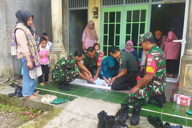 Demi Wujudkan Balita Sehat Bebas Stunting Danramil Bersama Babinsa Dan Tenaga Kesehatan Melaksanakan Posyandu Balita