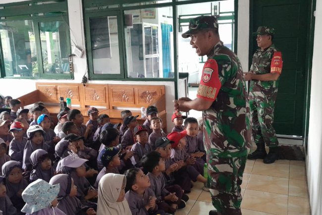 Belajar Langsung dari TNI Siswa TK IT Hajar Alaskolani Kunjungi Koramil 04 Karangkobar