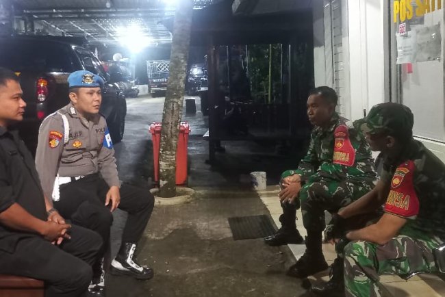 Babinsa Bersama Bhabinkamtibmas Bersinergi Melaksanakan Kegiatan Patroli Malam
