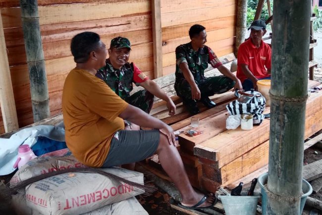 Babinsa Koramil 04 Karangkobar Sertu Tohar Bersama Serda Wasis  Jalin Komsos Dengan Warga Binaan