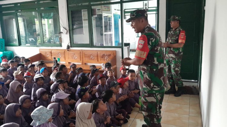 Belajar Langsung dari TNI Siswa TK IT Hajar Alaskolani Kunjungi Koramil 04 Karangkobar