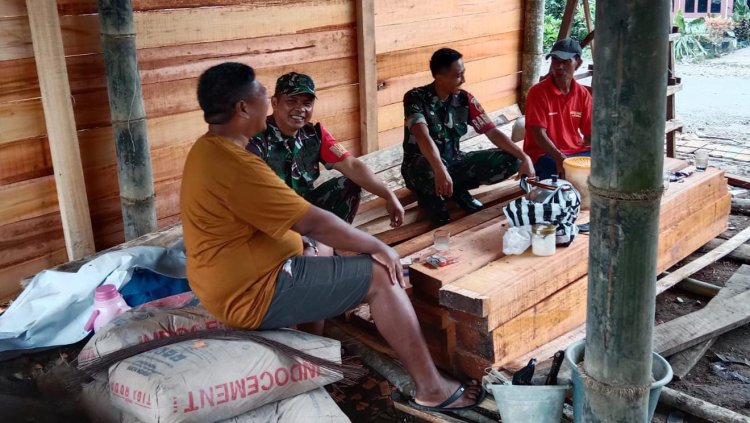 Babinsa Koramil 04 Karangkobar Sertu Tohar Bersama Serda Wasis  Jalin Komsos Dengan Warga Binaan